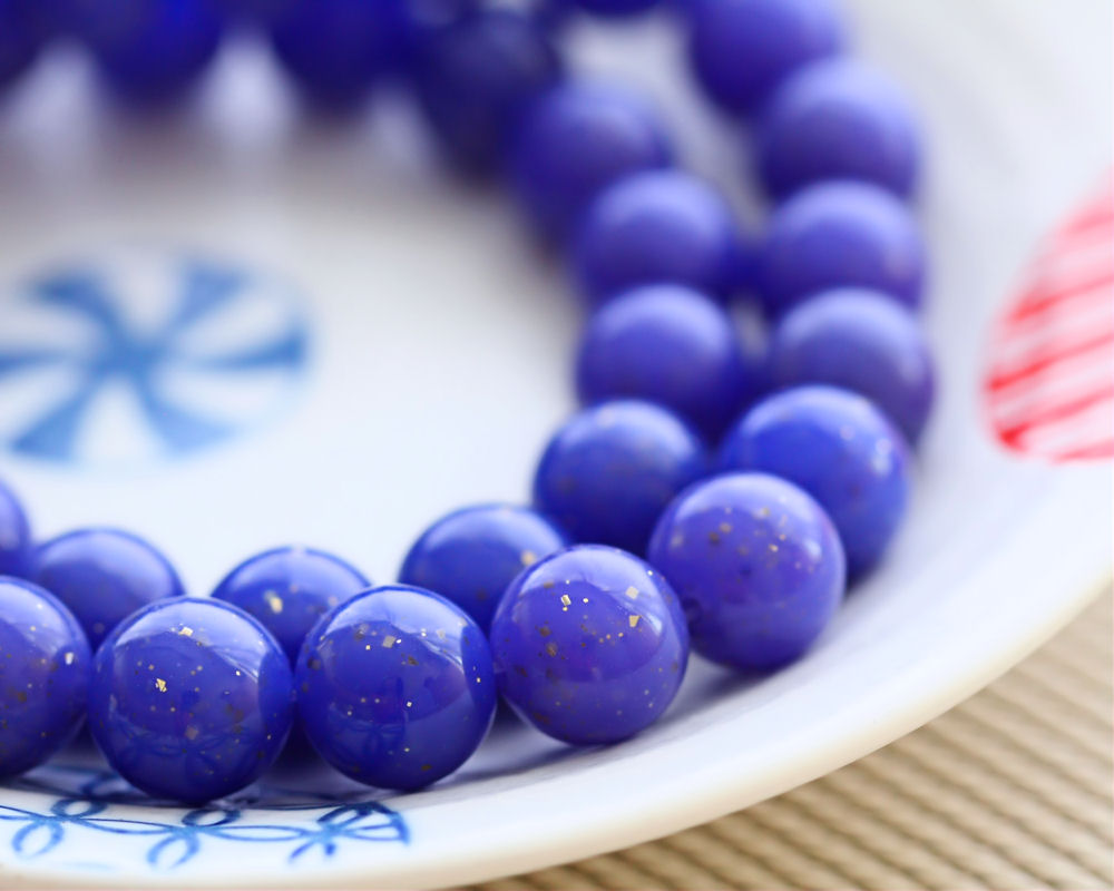 Vintage Lucite Sapphire Quartz Glittered Round Beads